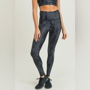 Mono B NWOT Camo Leggings, Size: Large